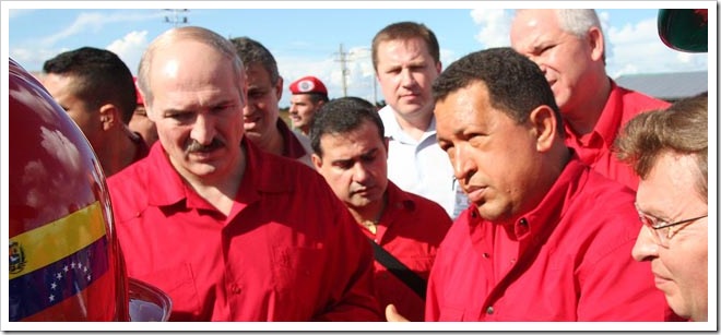 Chavez y Lukashenko develan placa inaugural de empresa conjunta